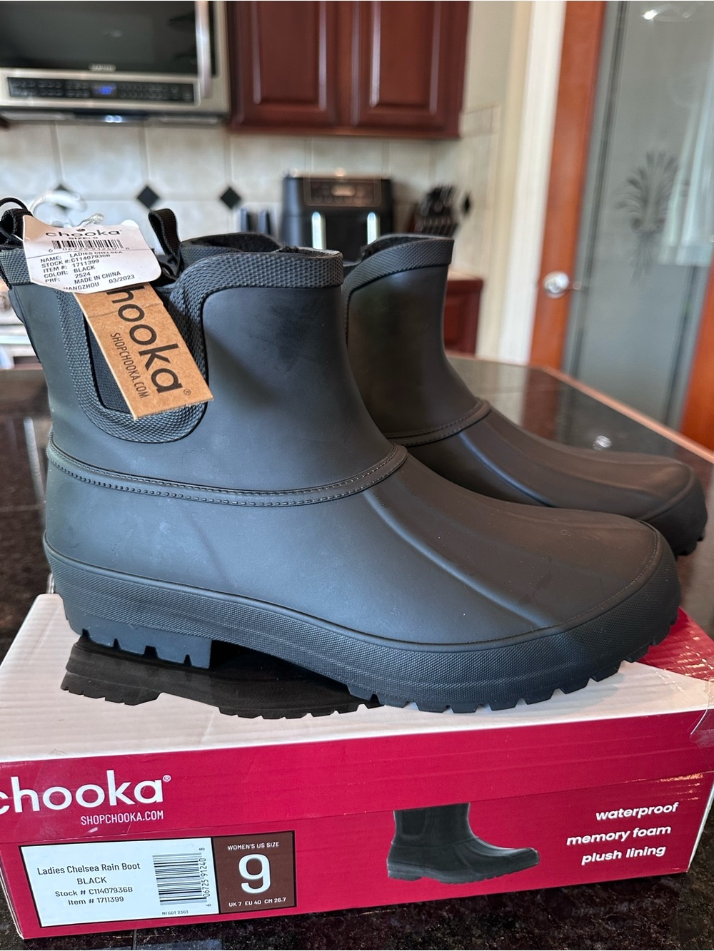 Chooka Ladies Chelsea Rain Boot Size 9 Black  New In Box